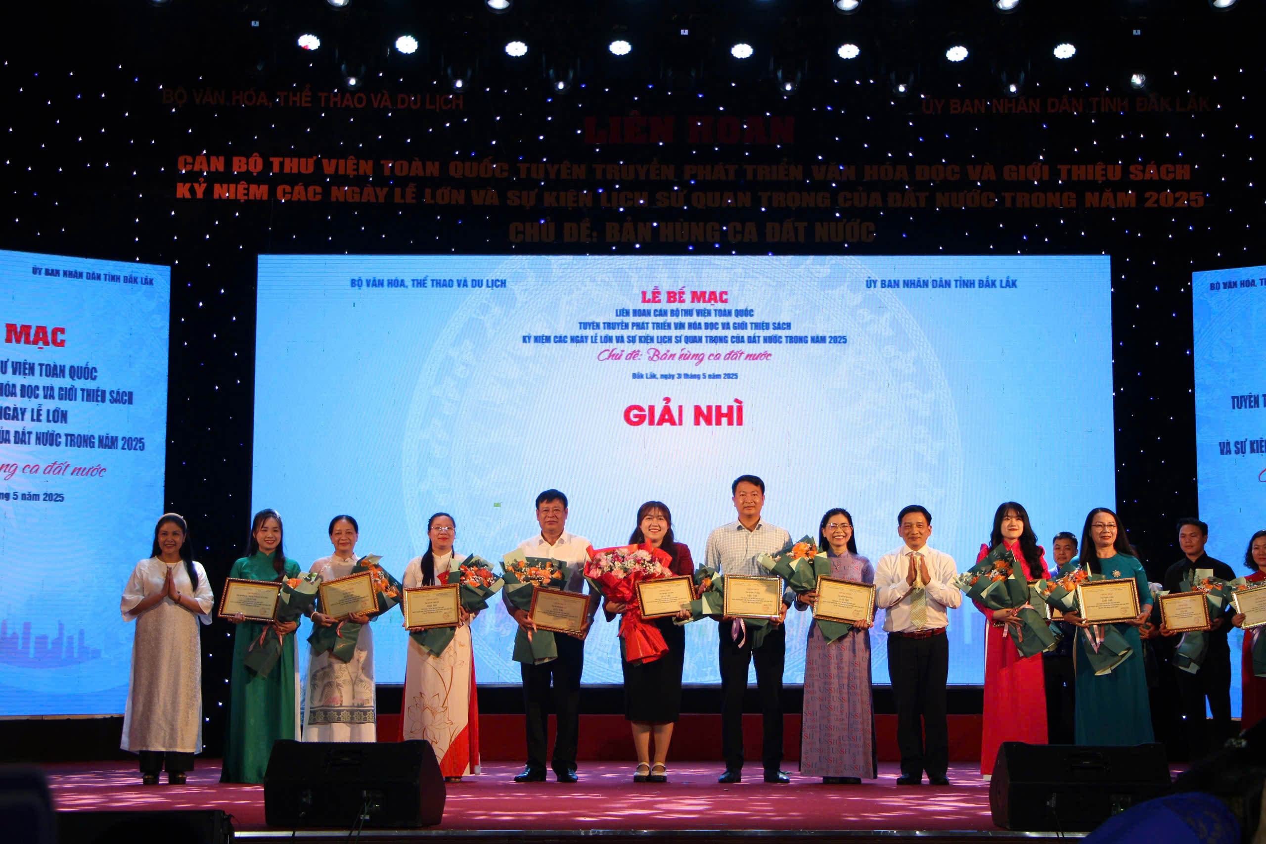 Ban tổ chức trao giải Nhì cho các đơn vị đạt thành tích cao tại Liên hoan.
